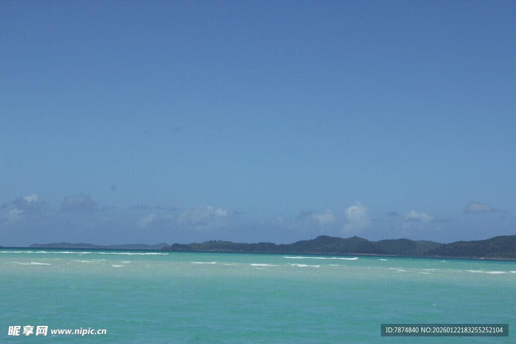 碧海蓝天的美丽海滨风光