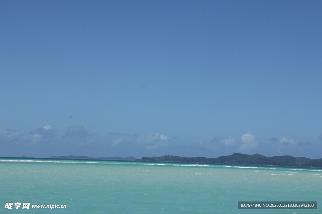 碧海蓝天的美丽海滨风光