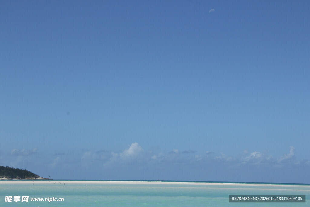 碧海蓝天中的静谧海岛