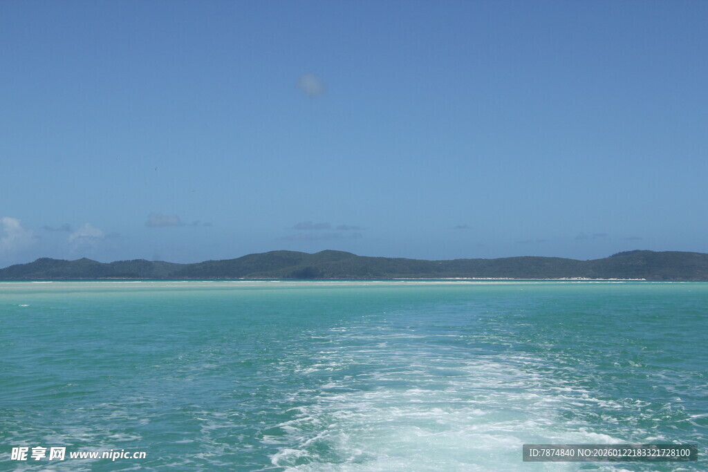 海上泛舟碧波蓝天美景