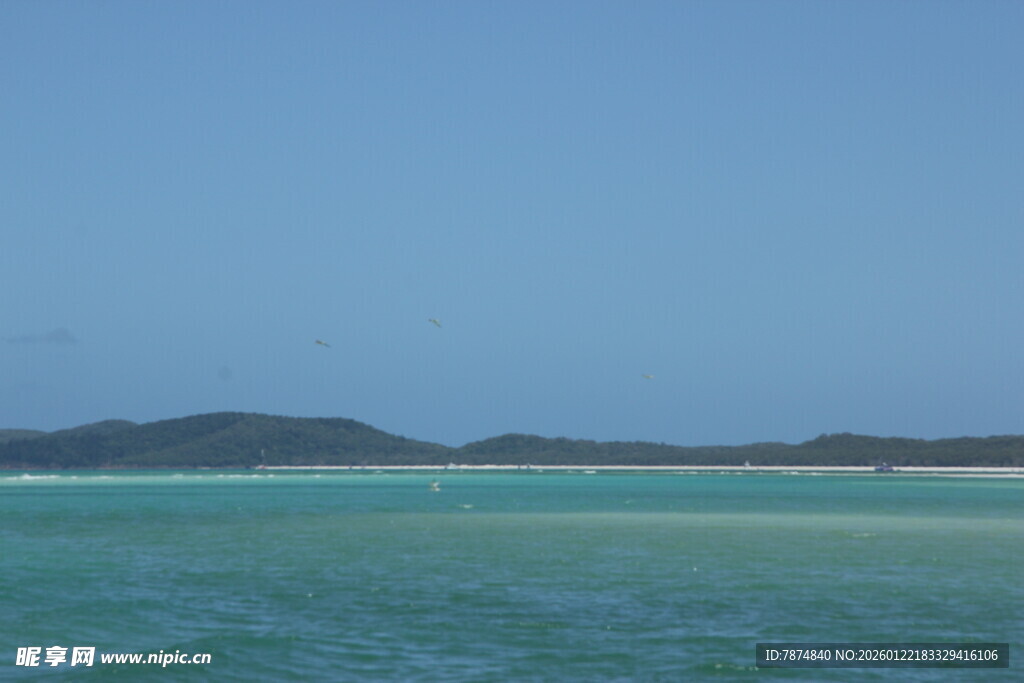 碧海蓝天中的静谧海岛