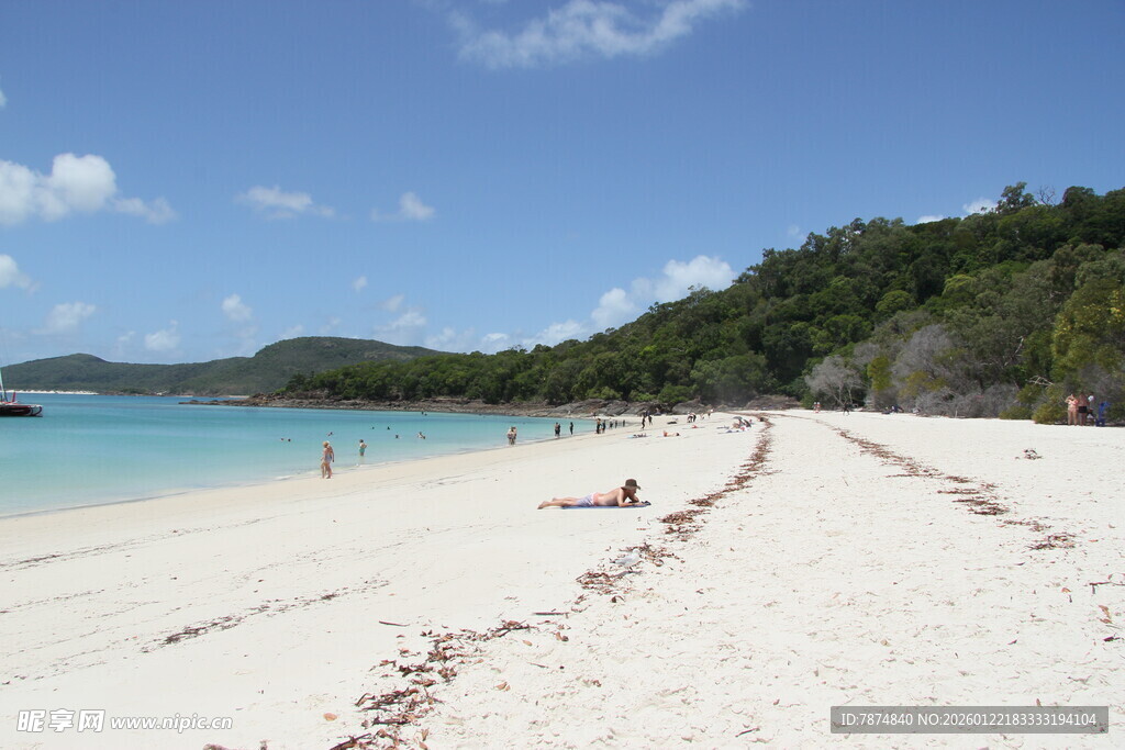 美丽的白色沙滩海滨风光
