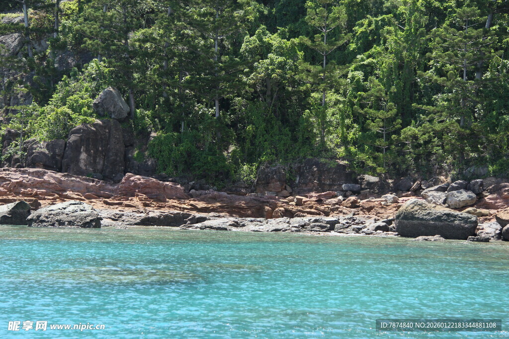 海边翠绿山林与澄澈海水