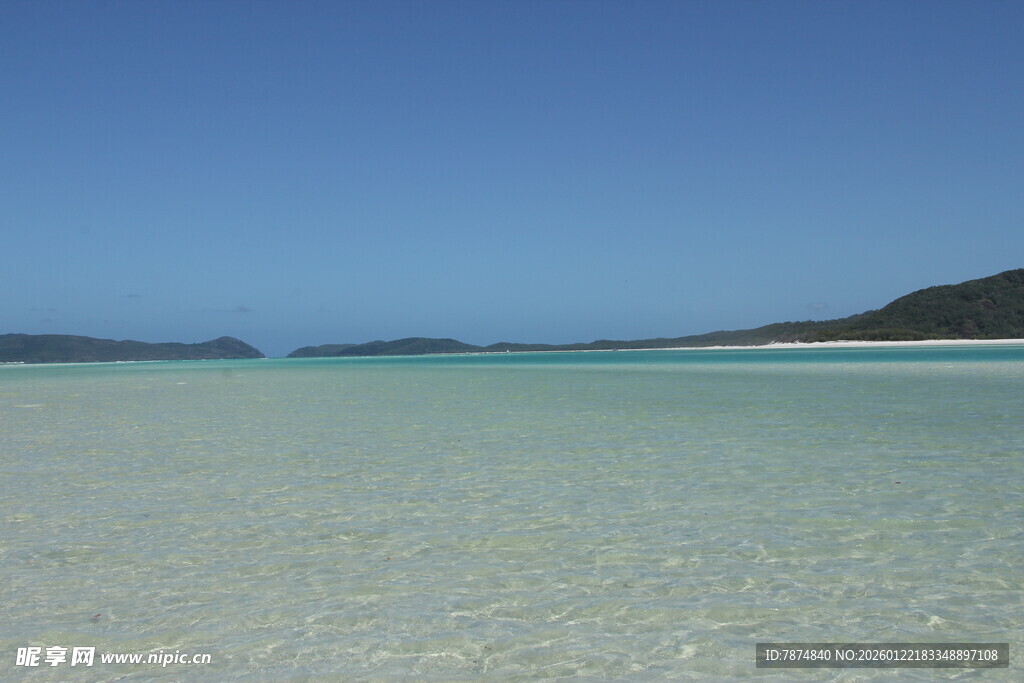 清澈浅海与远处岛屿风光