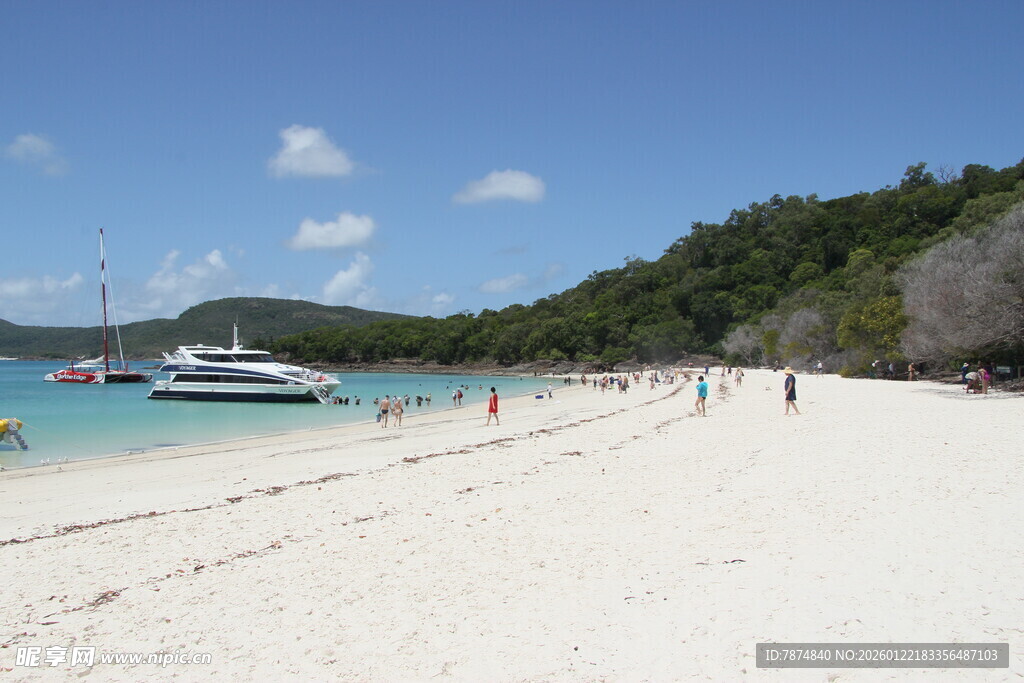 美丽沙滩与海上游艇