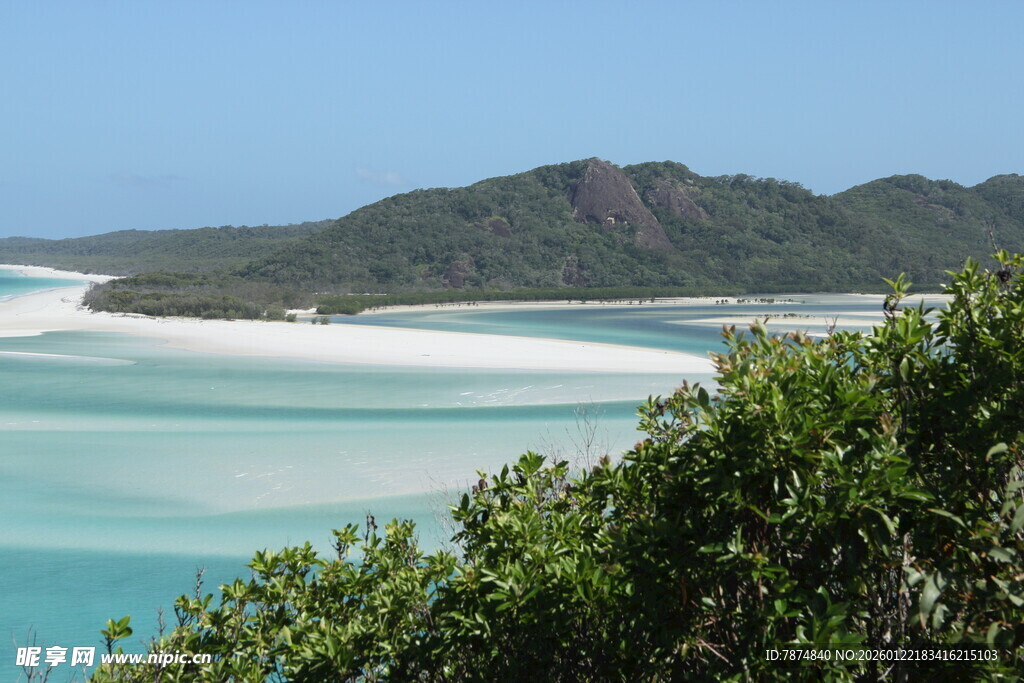 美丽白沙滩与碧蓝海水景观