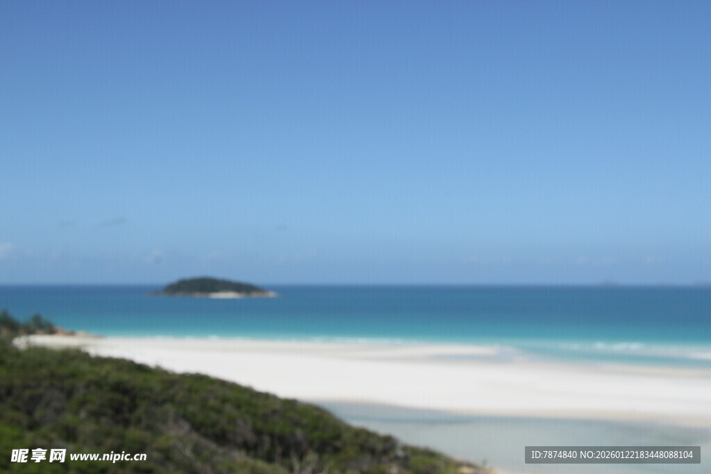 纯净海滩与碧蓝海水景观