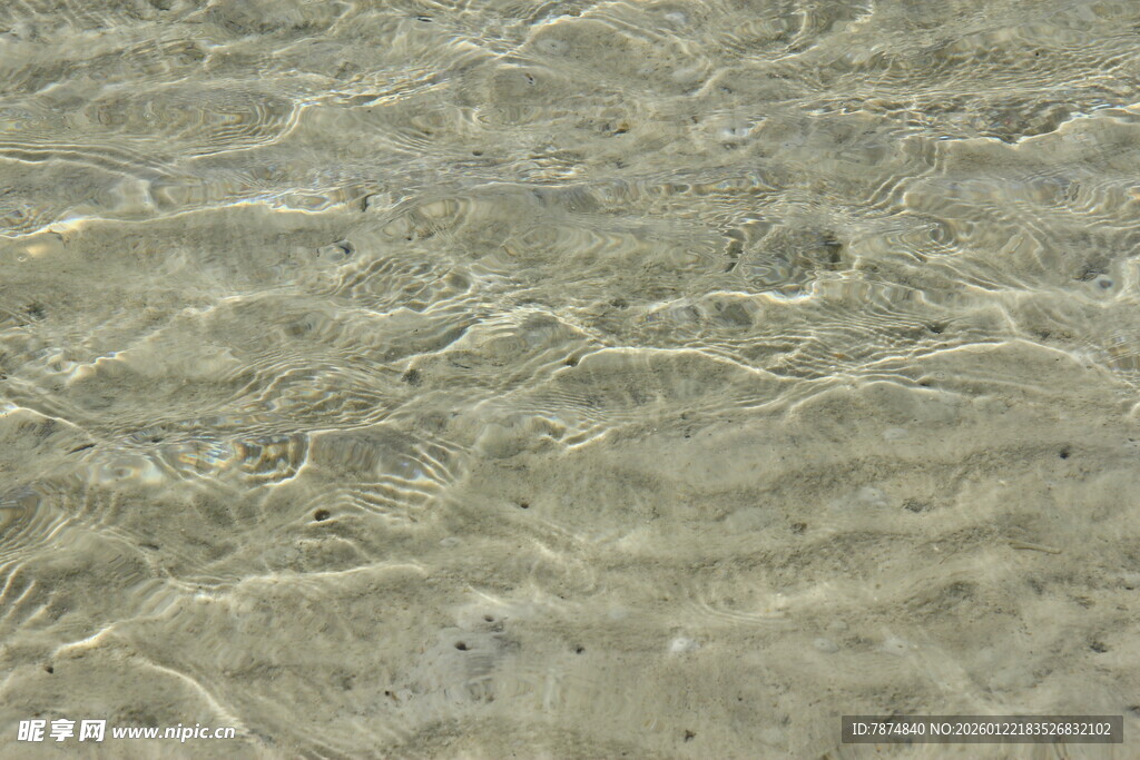 清澈水底的细腻沙纹