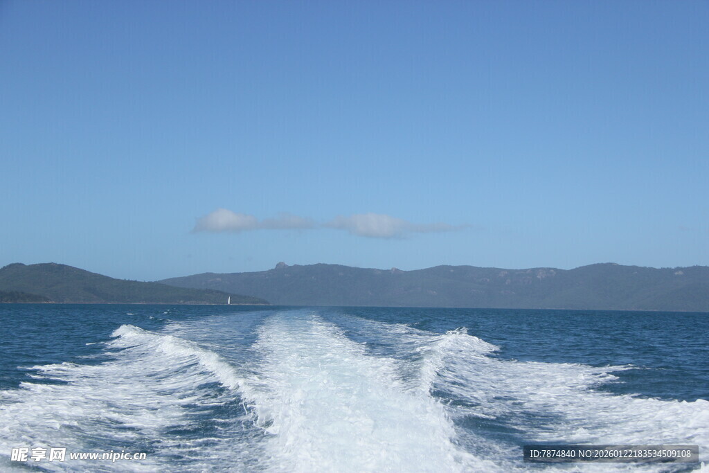 海上快艇破浪前行