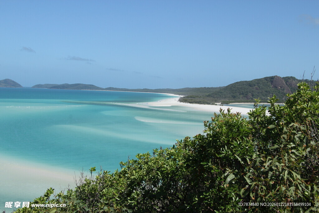 美丽白沙滩与碧蓝海水