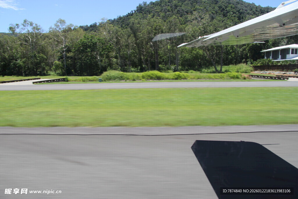 户外开阔草坪与建筑景观