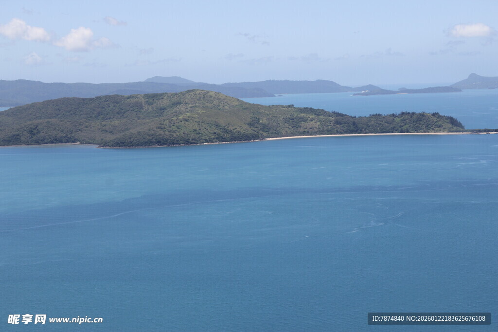 蓝色海域中的翠绿岛屿