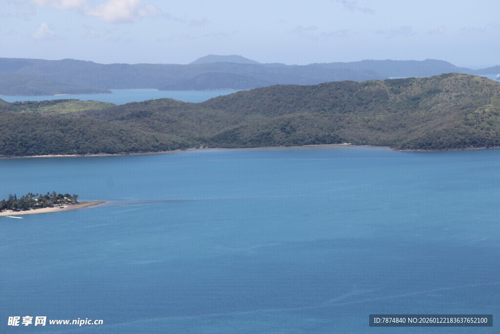 蓝色海域与远处山峦美景