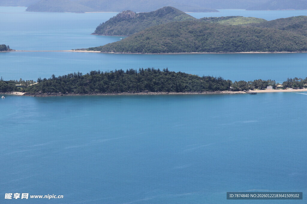蓝色海域中的葱郁小岛
