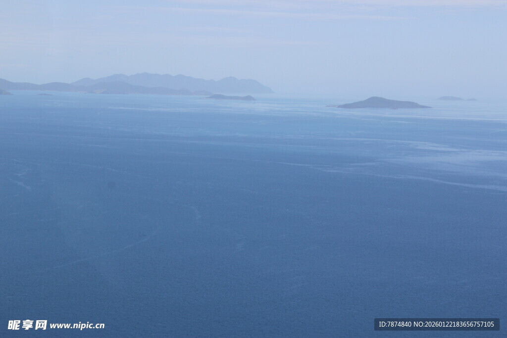 俯瞰蓝色辽阔海域景观