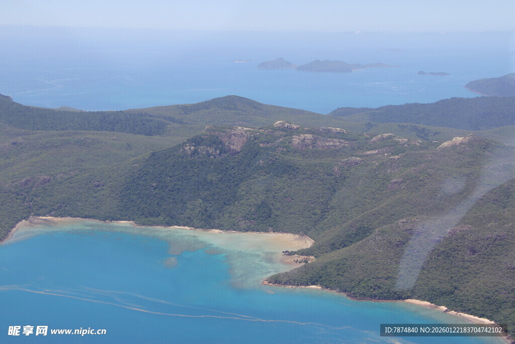 俯瞰碧海环绕的秀丽岛屿