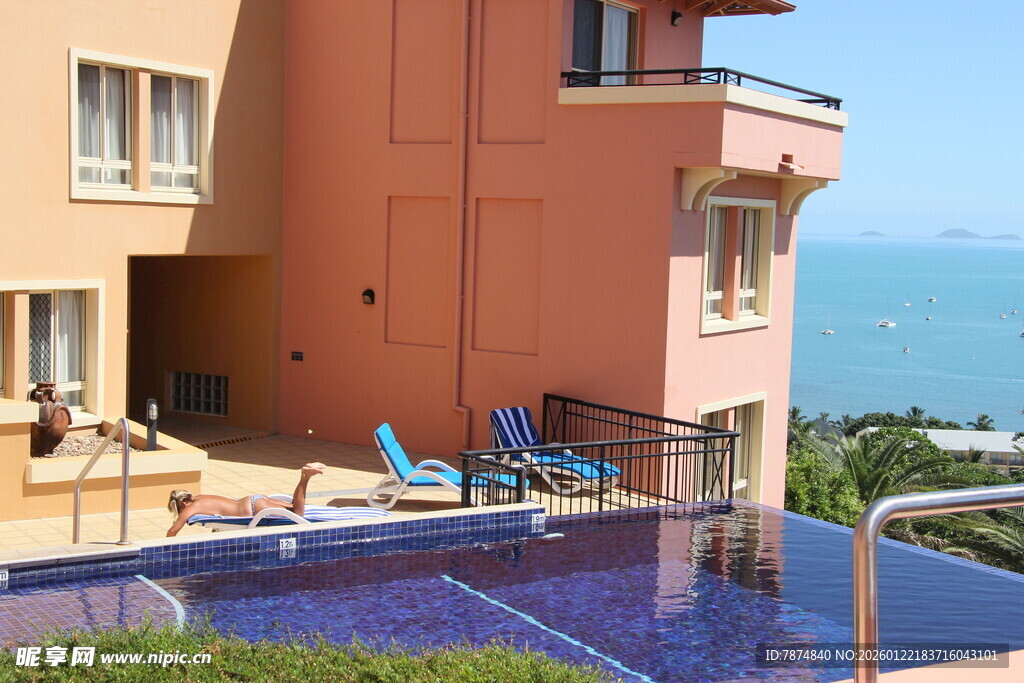 海滨度假别墅泳池美景