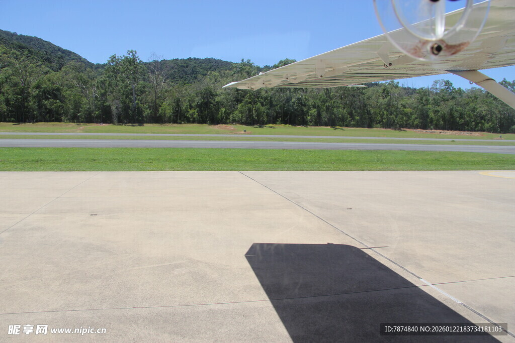 机场跑道与远处山林景观