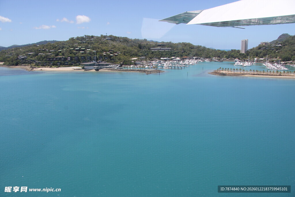 碧海蓝天的美丽海滨风光