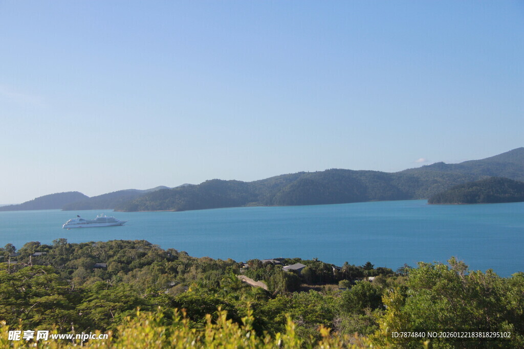 美丽湖景与周边葱郁植被