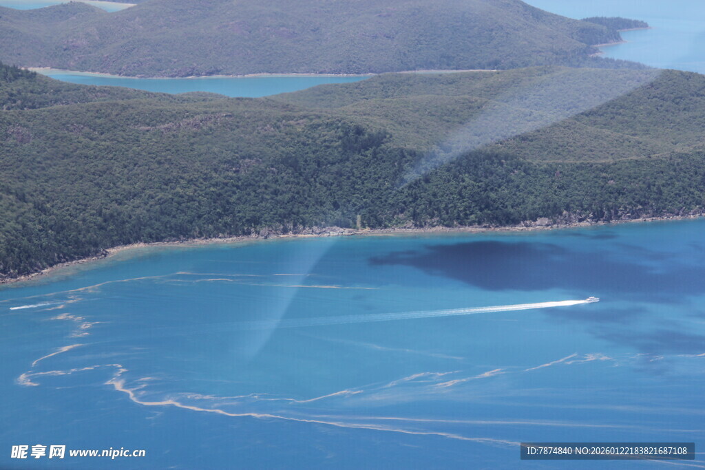 蓝色海域中的航行船只