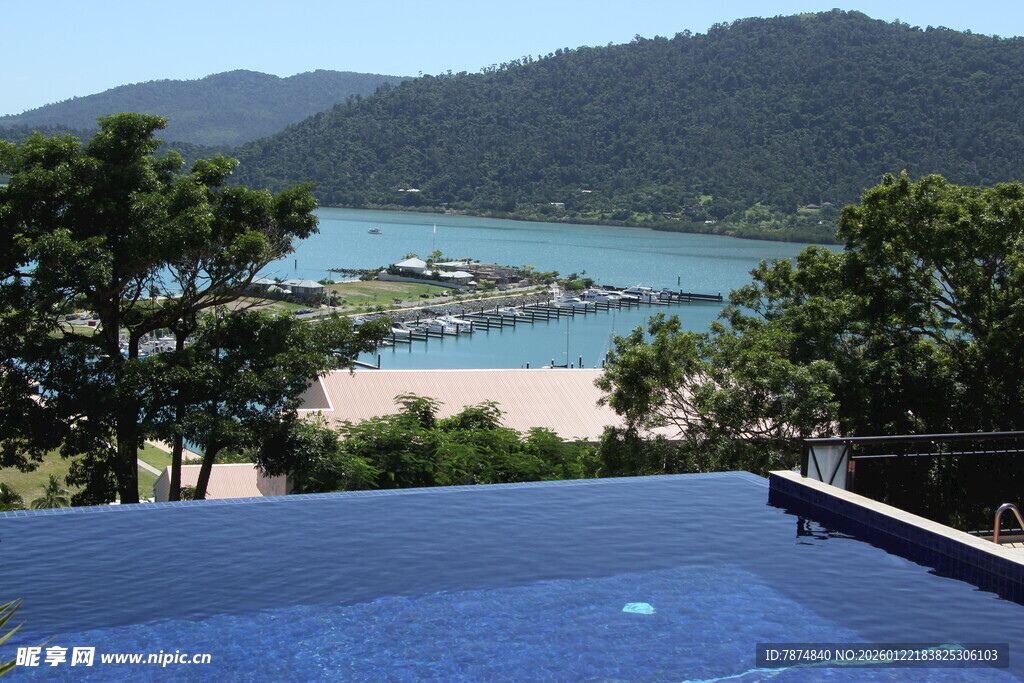 俯瞰海景泳池与自然风光