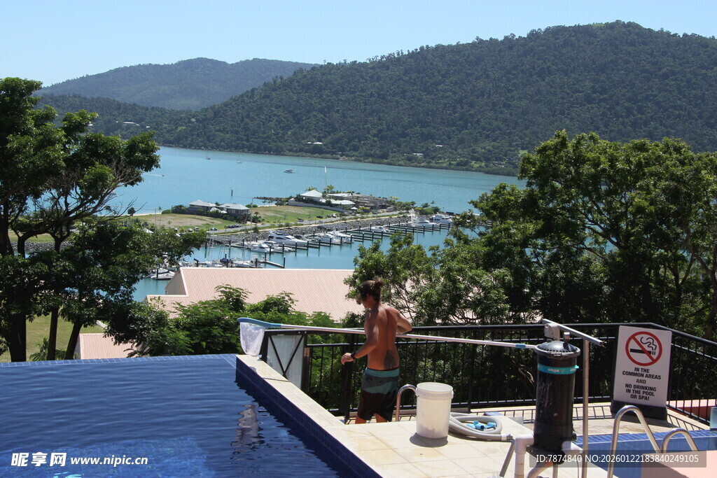 俯瞰山水美景的休闲露台