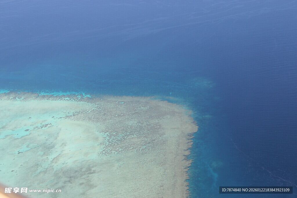 俯瞰蔚蓝海洋中的浅滩