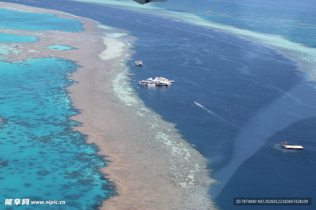 俯瞰美丽海岸线与海洋景观