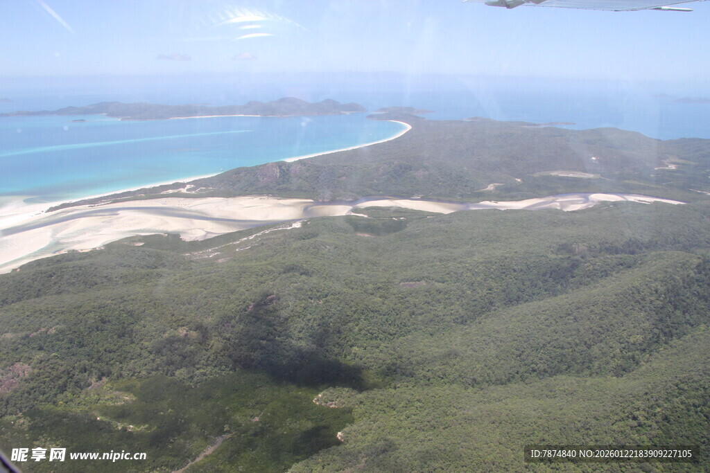 俯瞰海岸与茂密山林景观