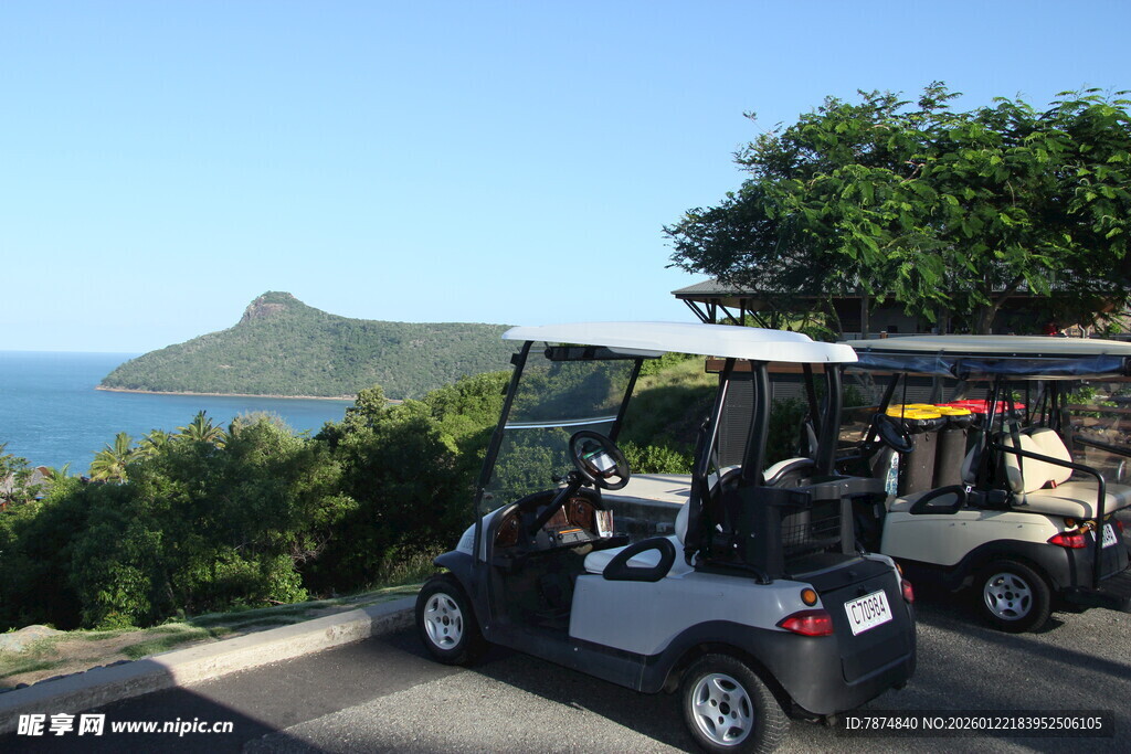 海边道路上的几辆高尔夫球车