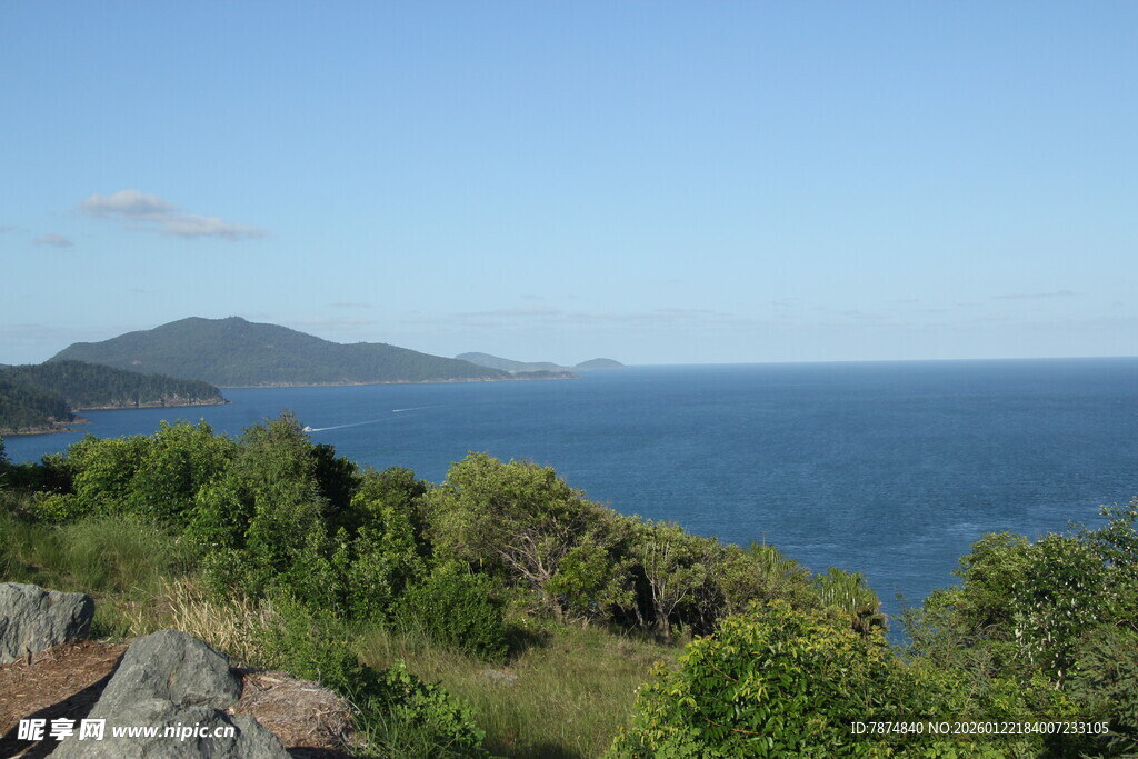 海岸边葱郁植被与辽阔海景