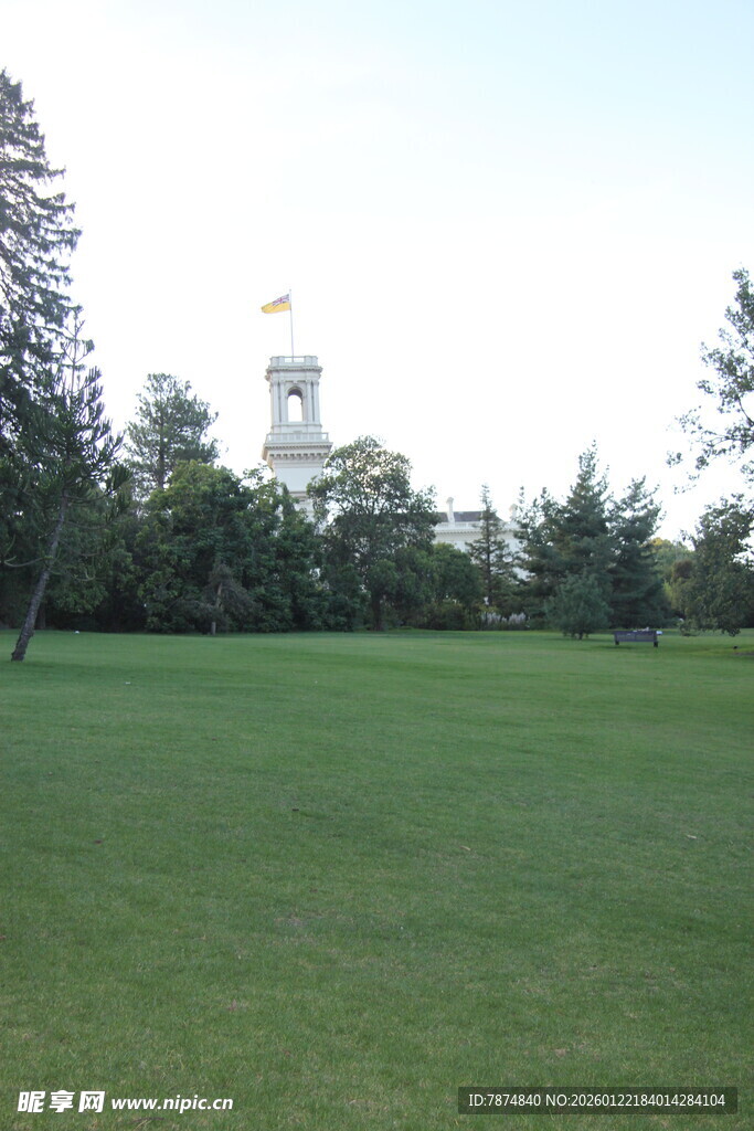 开阔草坪与远处塔楼景观