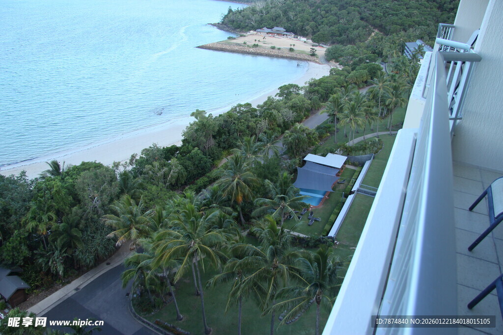 海景阳台外的葱郁风光