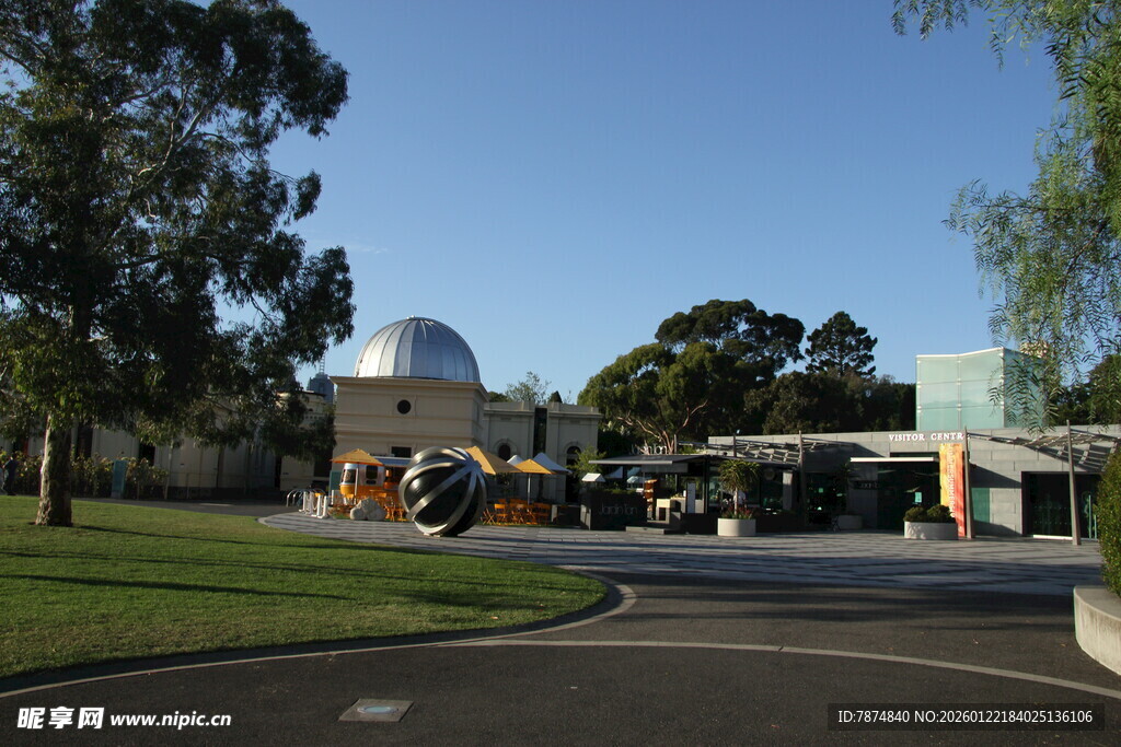校园景观中的建筑与绿植