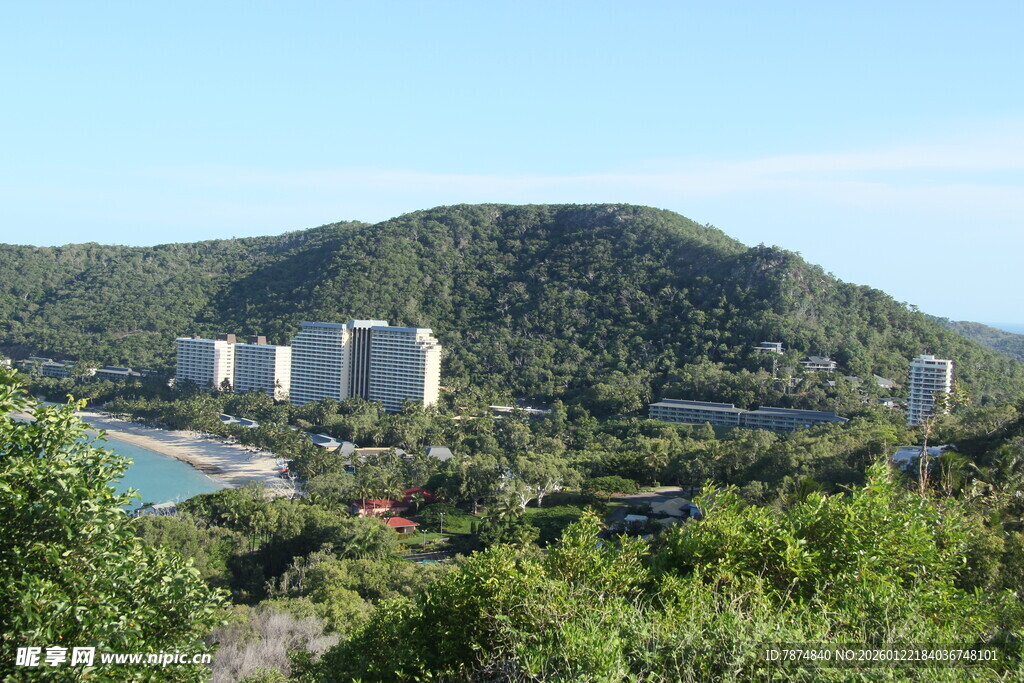 山景中的城市建筑群风光