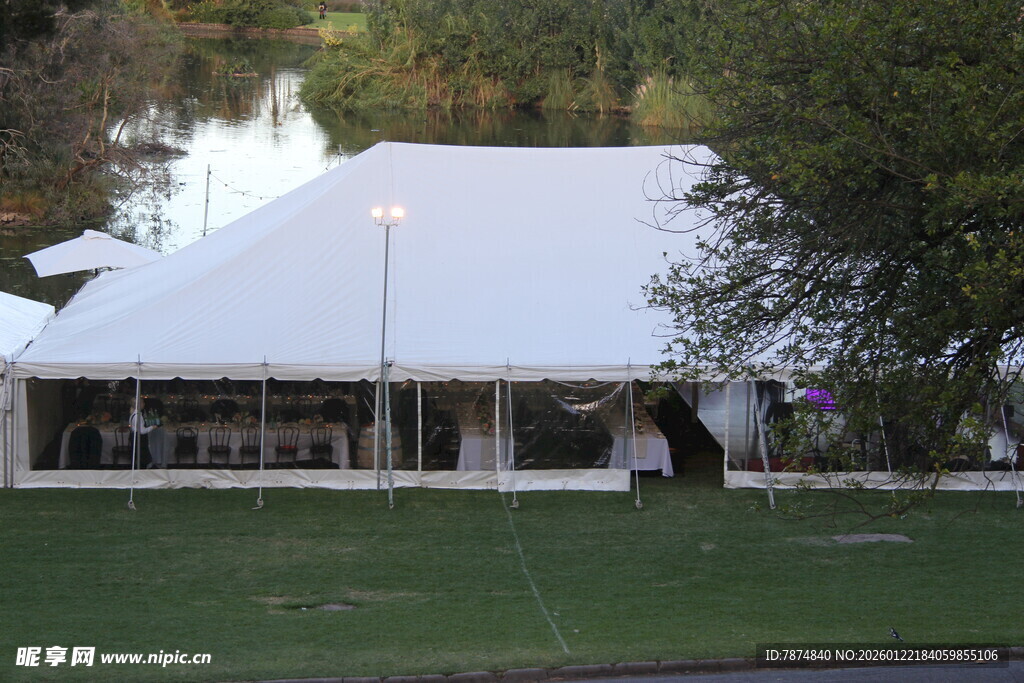 户外白色帐篷活动场地