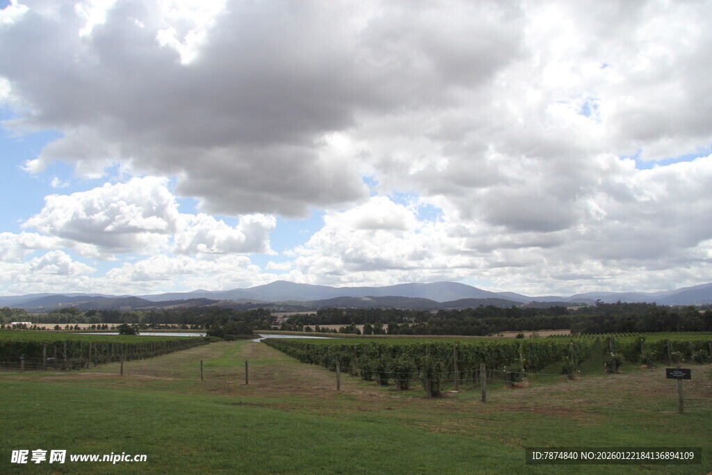广袤田园风光 云绕远山