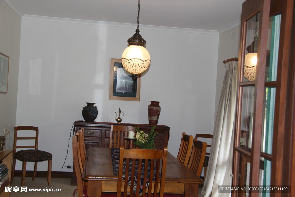 简约复古风的温馨餐厅角落