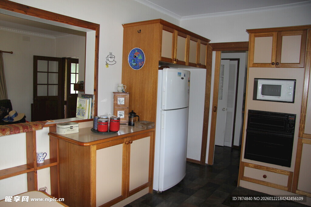 现代风格木质厨房空间