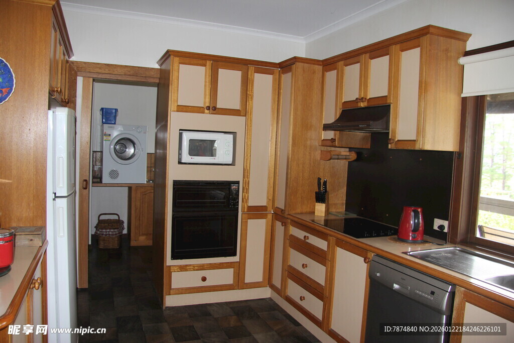 现代木质厨房内部景象