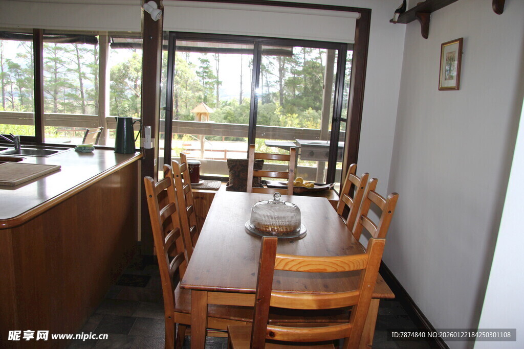 温馨木质餐厅室内场景