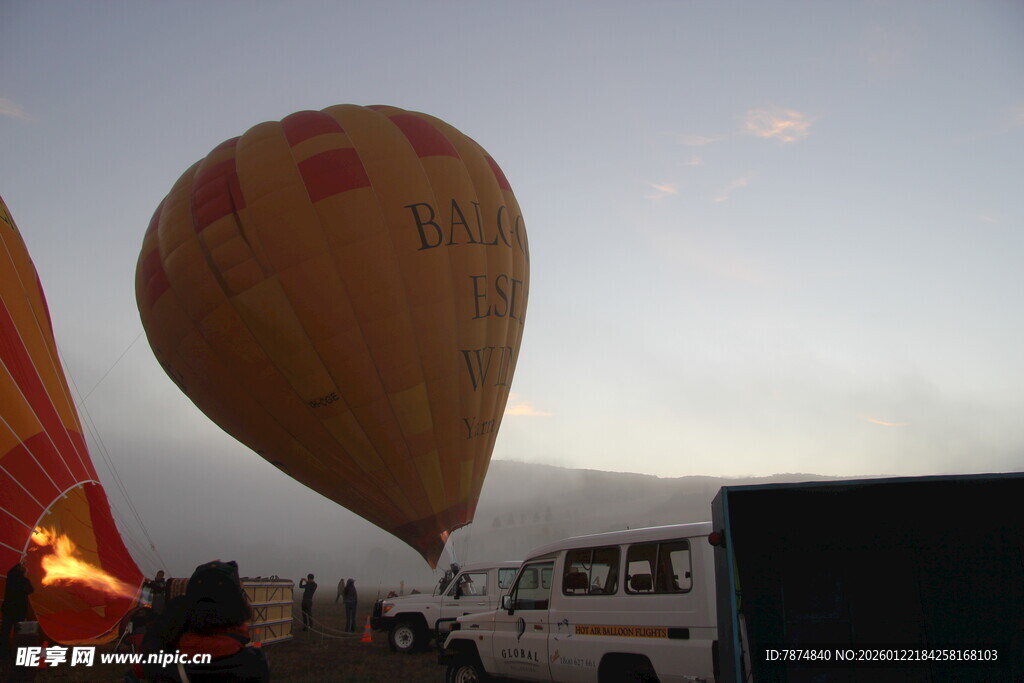 夕阳下的热气球准备起飞