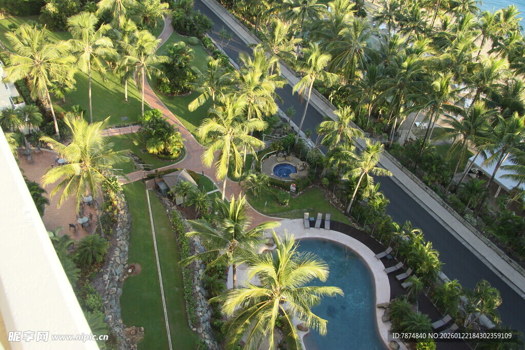 俯瞰庭院泳池绿植景观