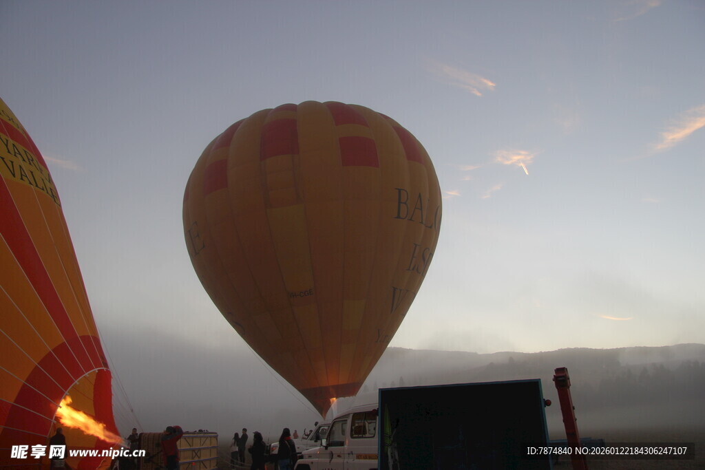 夕阳下的热气球升空场景
