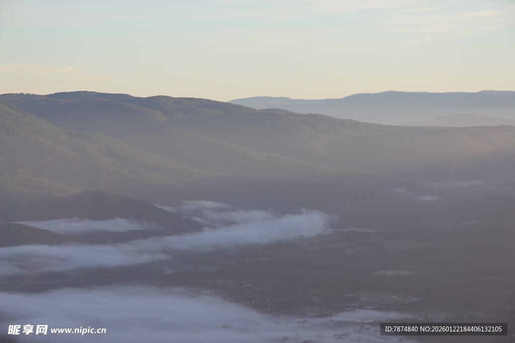 山间晨雾缭绕的壮美景色