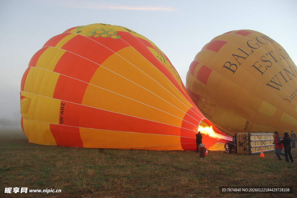 田野上的多彩热气球