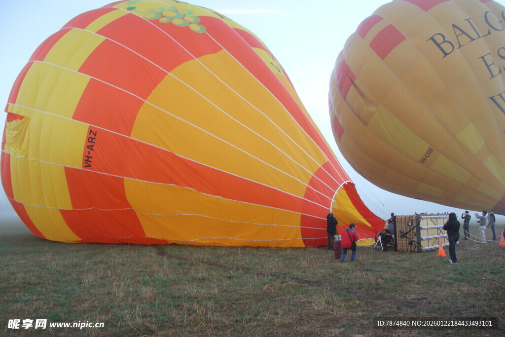 准备升空的多彩热气球