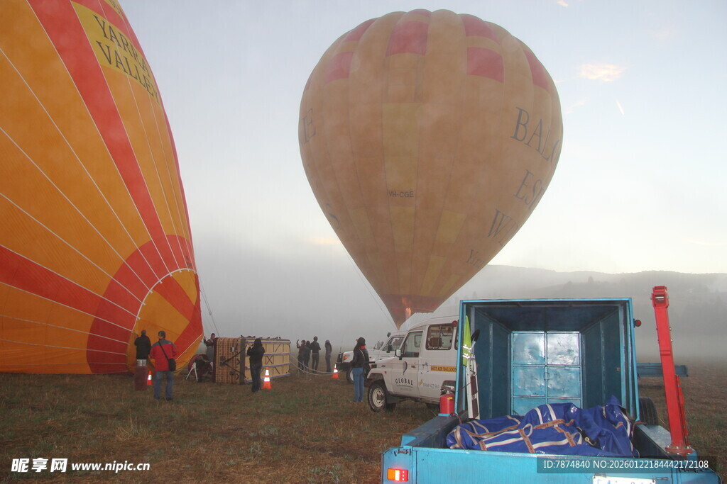 热气球场地的热闹场景