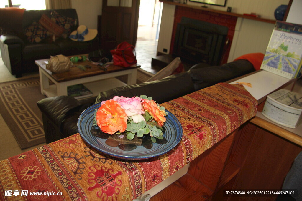 桌上寿司摆盘精致诱人